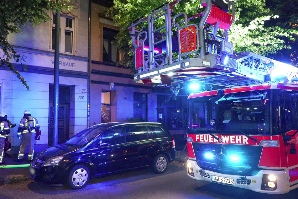 Die Feuerwehr Düsseldorf rückte zum Brand eines Mehrfamilienhauses in der Erkrather Straße an.