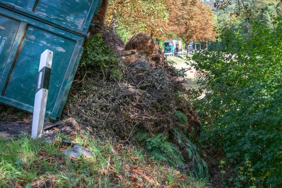 Der geladene Grünschnitt war durch den Unfall aus dem Container gefallen.