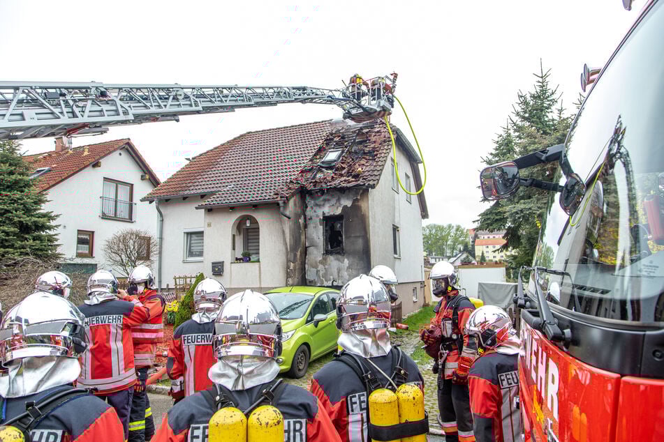 Die Flammen zerstörten Teile des Dachstuhls.