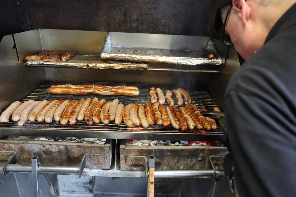 Mit Plastikschwert bedroht: Jugendliche berauben Bratwurstverkäufer