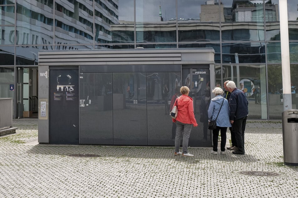 Zwei der modernen Klohäuschen stehen mitten in der City auf der Prager Straße...