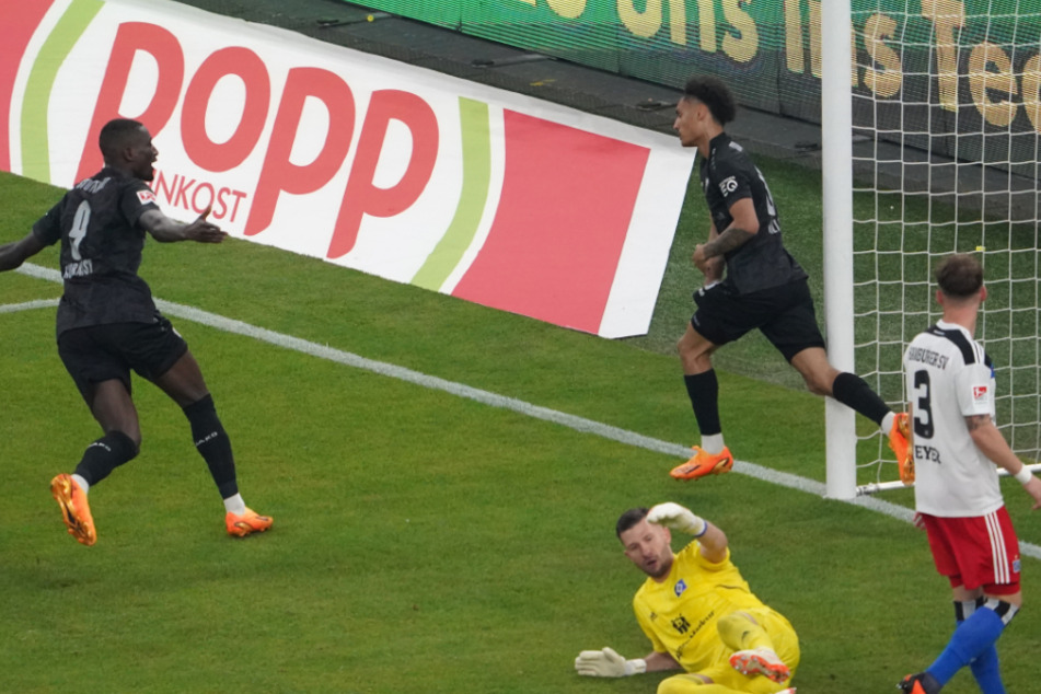Stuttgarts Enzo Millot (2.v.r.) dreht nach seinem zweiten Treffer zum vorentscheidenden 2:1 ab, während sich HSV-Keeper Daniel Heuer Fernandes (2.v.l.) über seinen Bock ärgert.