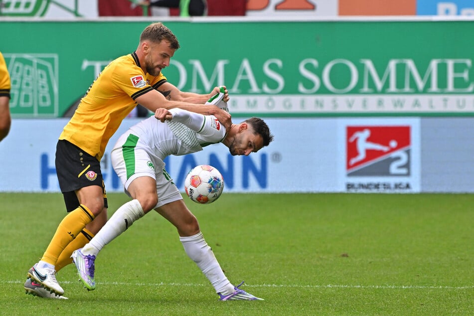 Hier gegen Branimir Hrgota (32, r.) ja, aber auch Lars Bünning (27) war nicht immer konsequent am Mann.