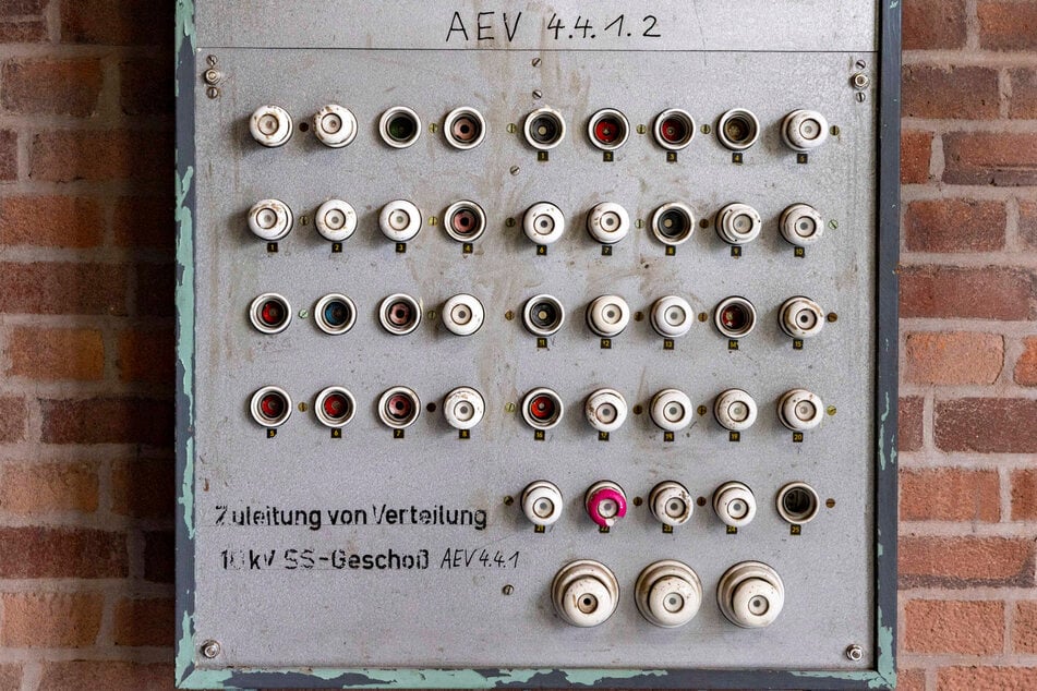 Dieser historische Sicherungskasten erinnert an die Geschichte des Hauses.