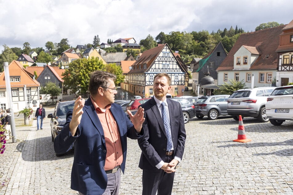 Das größte kommunale Vorhaben der Stadt Hohnstein - Bürgermeister Daniel Brade (43, SPD, l.) im Gespräch mit dem Regierungschef.