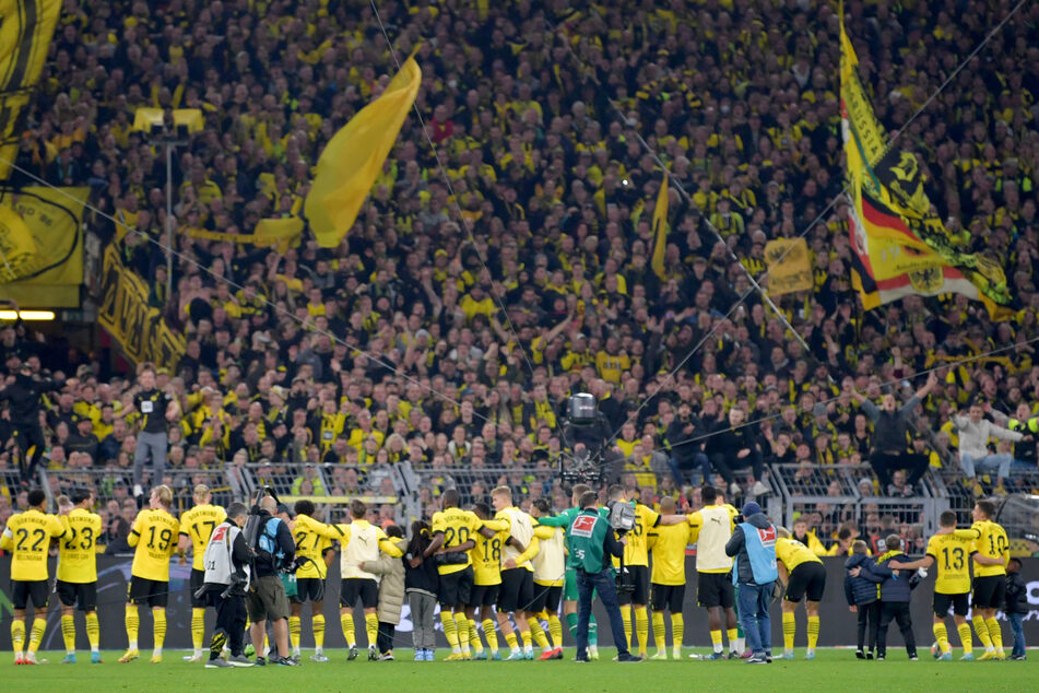 So geht es auch! Friedlich feiernde BVB-Anhänger bejubeln ihre Mannschaft.
