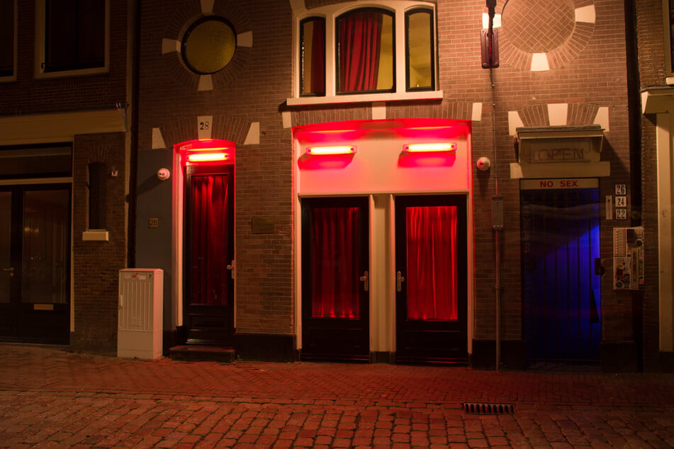 Sexarbeiterinnen, die noch hinter den Fenstern im Rotlichtviertel in der Innenstadt von Amsterdam stehen, sollen in das neue Erotikzentrum umziehen.