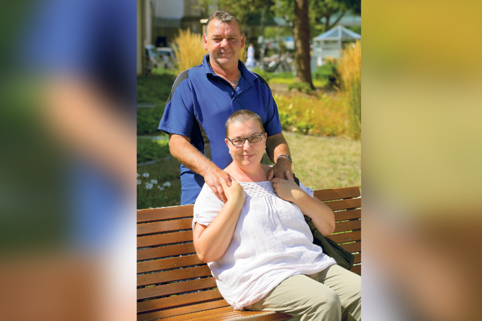"Ich genieße das Leben mit meiner Familie jetzt intensiver": Corona-Patientin Jenny Fischer (53) mit Ehemann René (57).