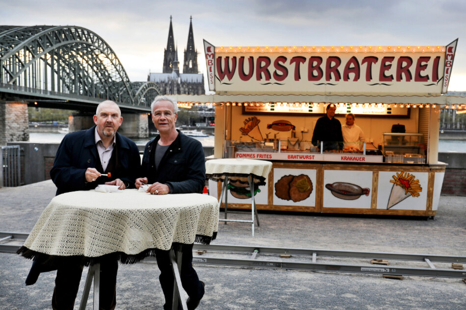 Seit der ersten Folge gibt es zum Abschluss eines jeden Falls am Kölner Rheinufer in Deutz eine ordentliche Currywurst.