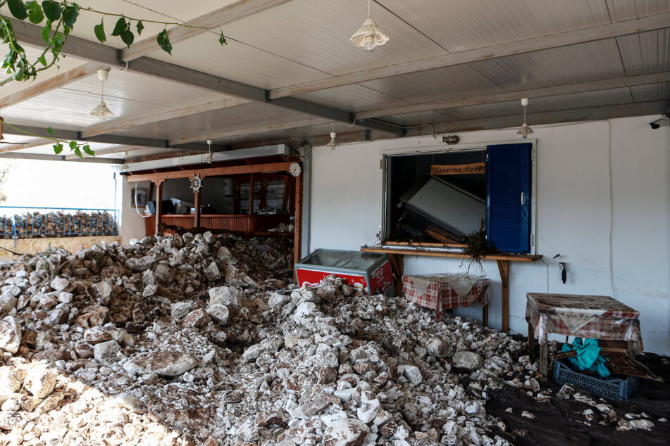 Schutt und Geröll liegen nach dem Sturm im Außenbereich einer Gaststätte in Kefalonia.