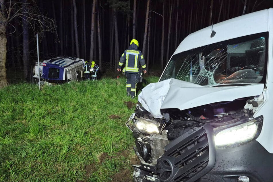 Unfall A: Ohne Licht unterwegs: Kleintransporter schleicht über A10, dann kracht es