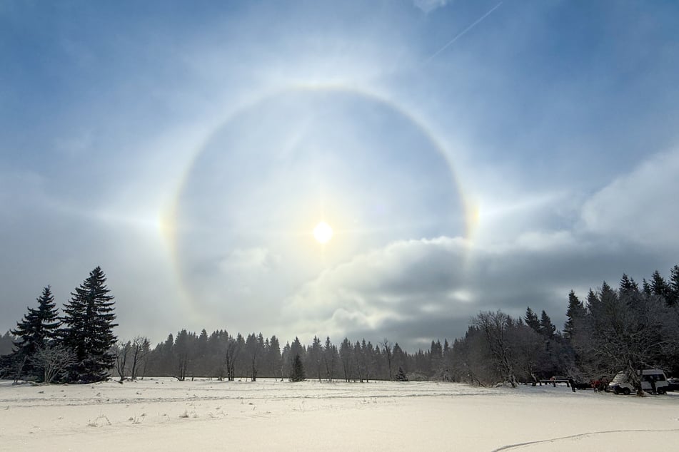 Am Fuße des Fichtelbergs war am Sonntag ein "Halo" zu sehen.