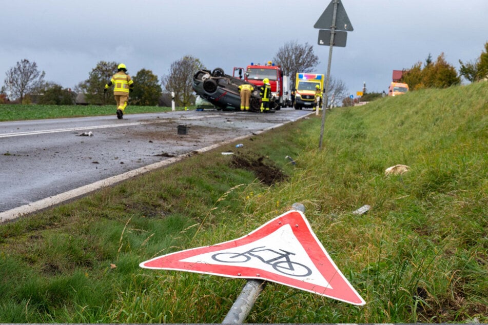 Der Kia fuhr unter anderem auch ein Verkehrsschild um.