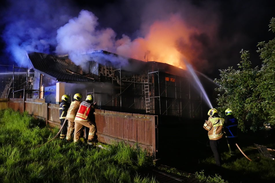 Die Feuerwehr konnte das brennende Haus nur noch von außen löschen. Die Flammen hatten bereits zu viel zerstört.