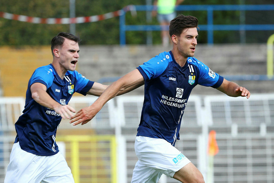 Lukas Knechtel (l.) und Torschütze Danny Breitfelder beim Jubel zum 1:0 für Chemnitz.