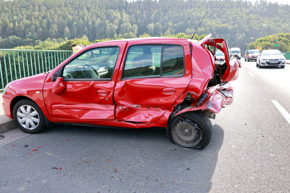 Der Renault Clio wurde bei dem Unfall schwer beschädigt. Die Fahrerin (22) wurde verletzt in ein Krankenhaus gebracht.