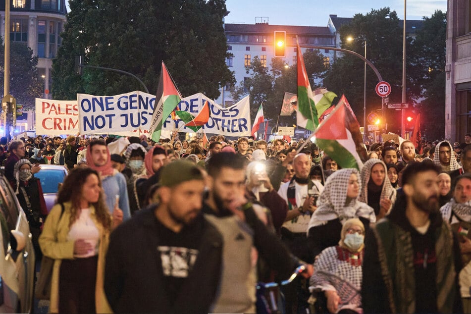 Pro-Palästina-Aktivisten ziehen am Jahrestag des Hamas-Terrors durch Berlin.
