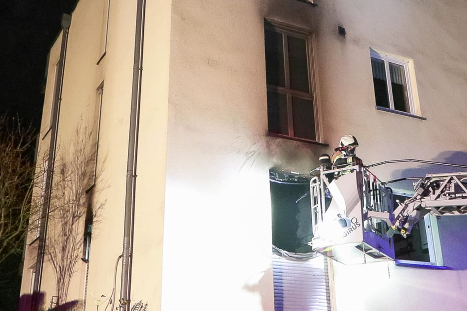 Feuer wütet in Mehrfamilienhaus in Mettmann: Wohnung komplett ausgebrannt