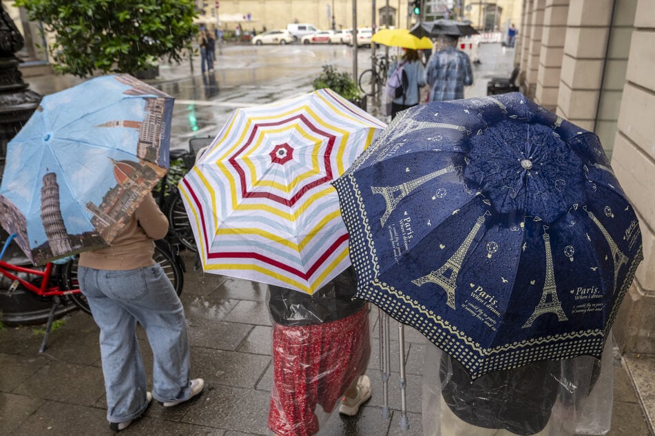 Die Sonne kommt erst wieder am Freitag durch. Bis dahin bleibt der Regenschirm unverzichtbar. (Symbolfoto)