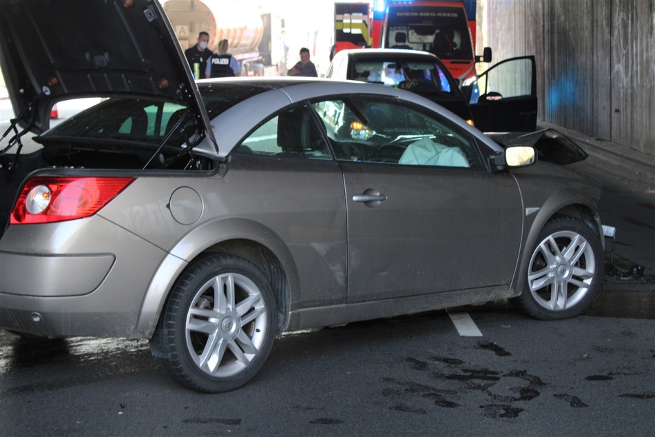 Lkw rast in den Gegenverkehr - Seniorin (79) wird in ihrem Auto schwer verletzt
