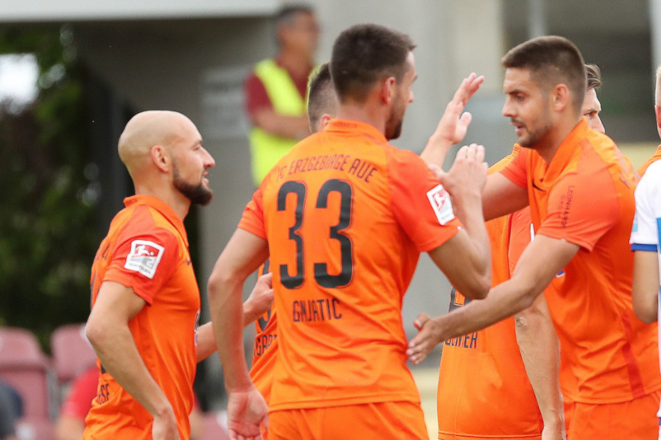 Aue statt Auswahl: Dimitrij Nazarov (Nummer 10, rechts) bleibt bis zum Auftakt im Erzgebirge.
