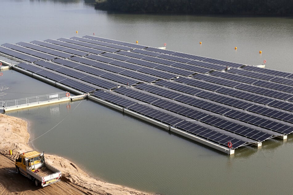 Weeze: Die rund 150 Meter mal 50 Meter große Solaranlage schwimmt auf einem Baggersee. Auf 90 Schwimmern sind 2000 Solarmodule montiert