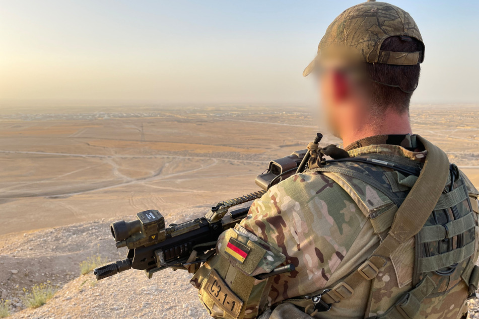 Ein Soldat des Kommando Spezialkräfte (KSK) sichert ein Gelände. Wie Sicherheitskreise jetzt bestätigen, laufen gegen einen Offizier sowie einen Unteroffizier Ermittlungen wegen des Verdachts des Rechtsextremismus. (Symbolbild)