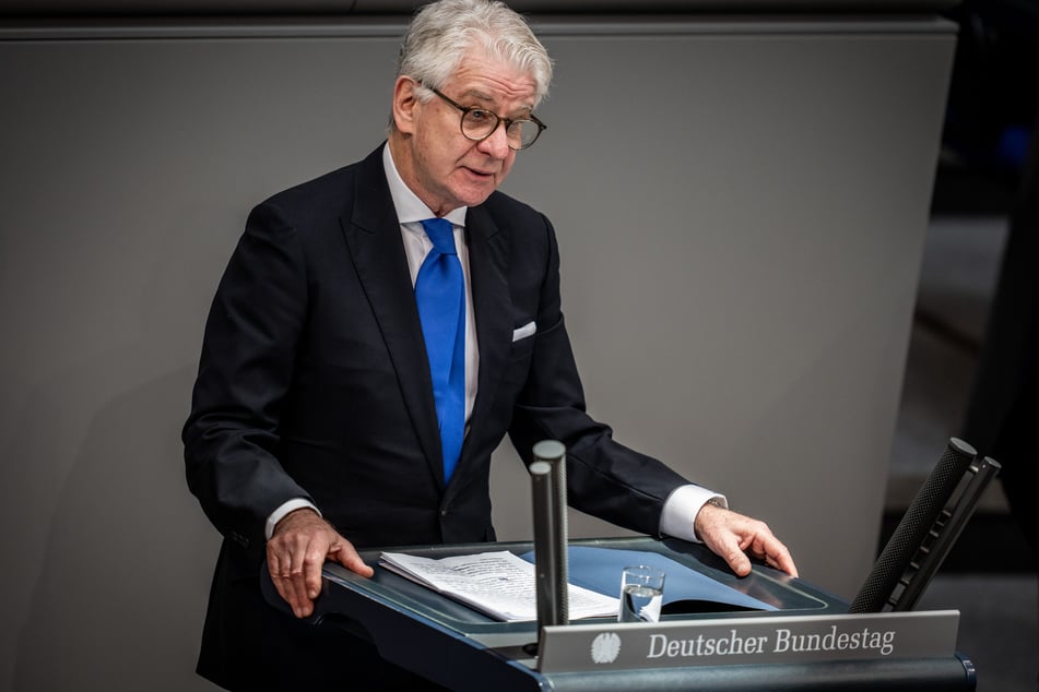 Marcel Reif bei seiner Rede bei der Gedenkstunde des Deutschen Bundestages zum Tag des Gedenkens an die Opfer des Nationalsozialismus.