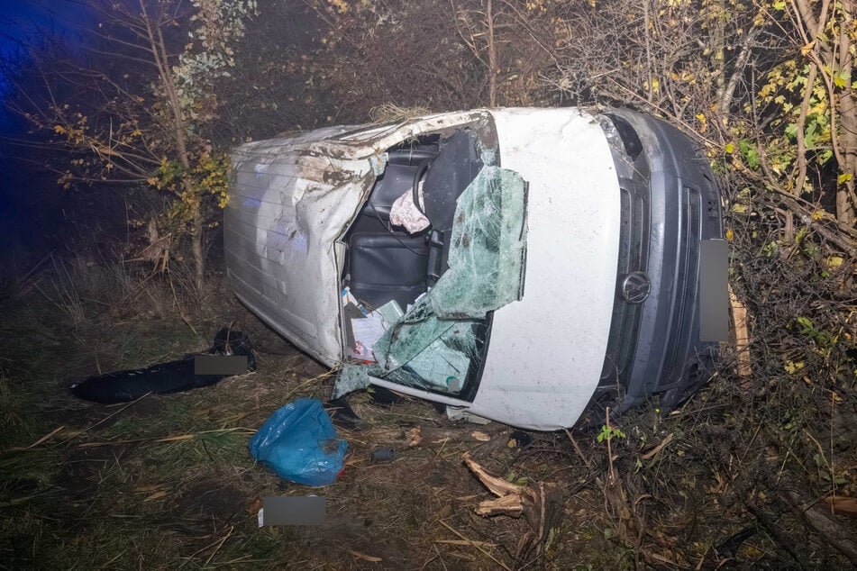 Ein Fahrzeug kam nach einem Überschlag auf der Seite zum Stehen.