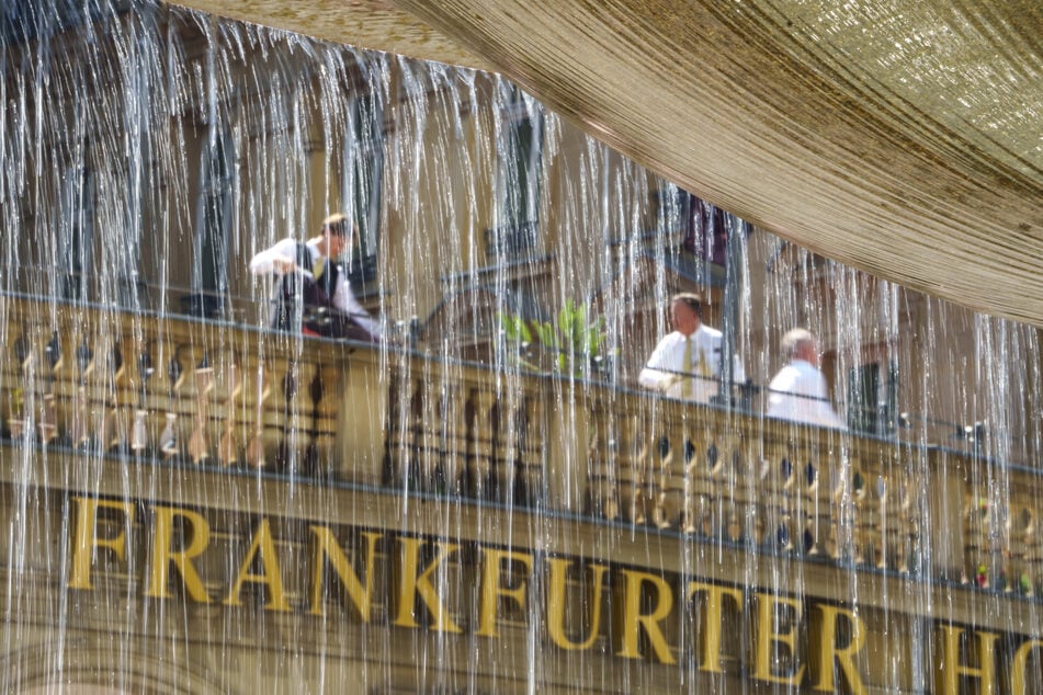 Über den Rand der Schale am Kaiserbrunnen in Frankfurt am Main läuft das Wasser jedenfalls noch. Aber Frankfurt ist auch nicht Offenbach ...
