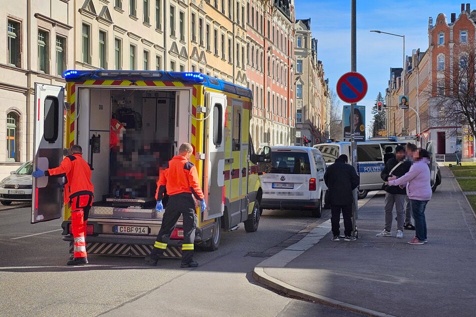 Am Montagmittag stieß in Chemnitz ein Auto mit einem Fußgänger zusammen.