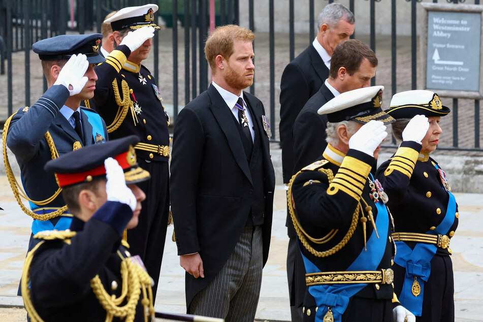 Prinz Harry (38) ist wie erwartet nicht in Uniform zum Staatsbegräbnis für die Queen gekommen.