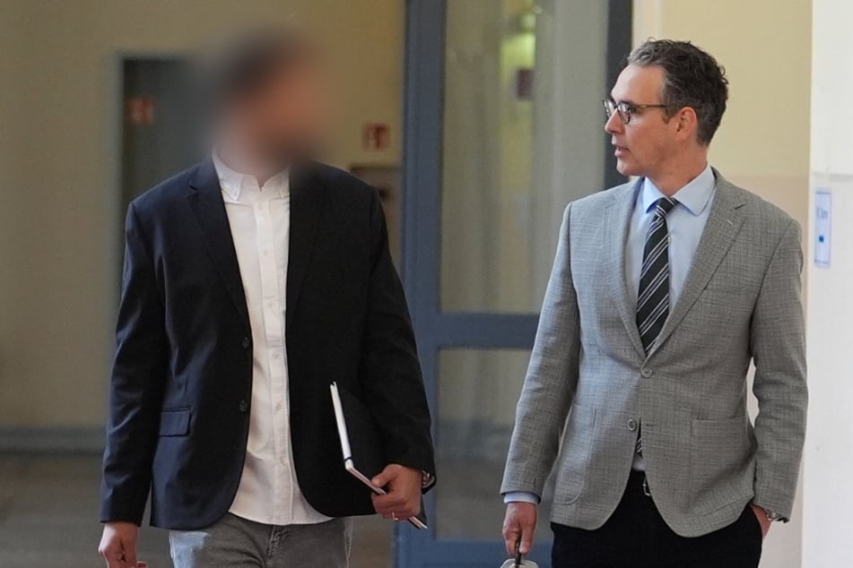 Ex-GNTM-Model und mutmaßlicher Mit-Entführer Jonathan G. (35, l.) neben seinem Rechtsanwalt Christian Hermanussen im Landgericht Hamburg.