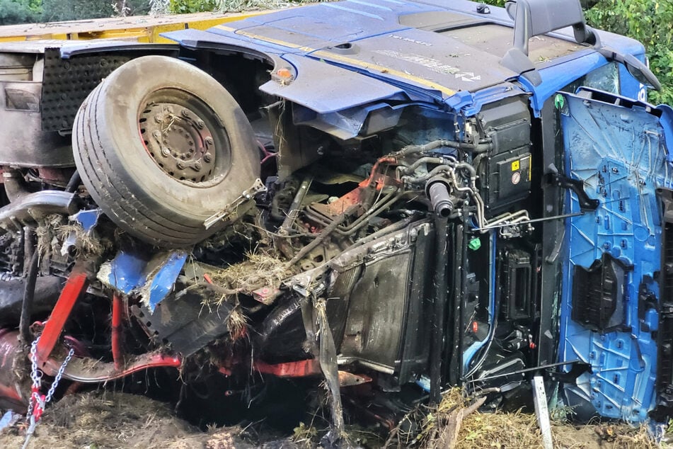 Zwei Lastwagen-Fahrer (51 und 55 Jahre alt) wurden bei dem Unfall auf der A5 schwer verletzt.