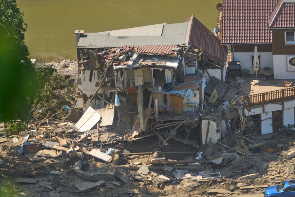 Marienthal (Rheinland-Pfalz) Ende Juli: Ein Haus ist nach dem Hochwasser vollkommen aufgerissen. Die Flut nach Tief "Bernd" hat auch hier zahlreiche Häuser zerstört.
