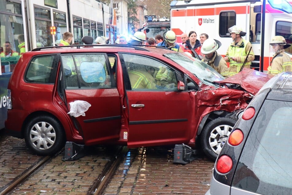 Die Feuerwehr war mit zahlreichen Kräften am Unfallort.