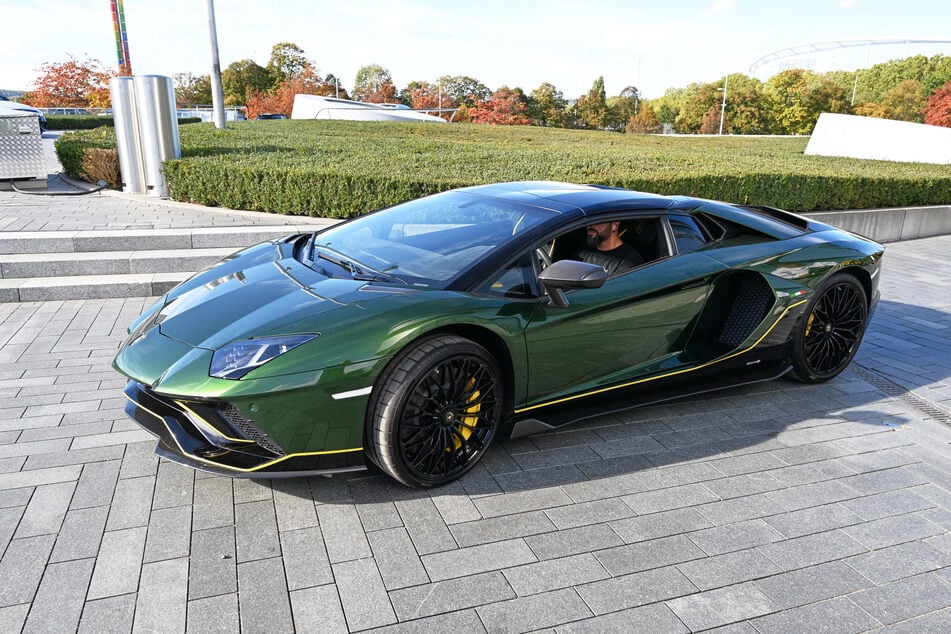 Bei diesem wunderschönen Auto handelt es sich um einen dunkelgrünen Lamborghini Aventador Ultimae LP 780-4 Roadster in limitierter Auflage. Das Auto gibt es nur 250-mal auf der ganzen Welt.