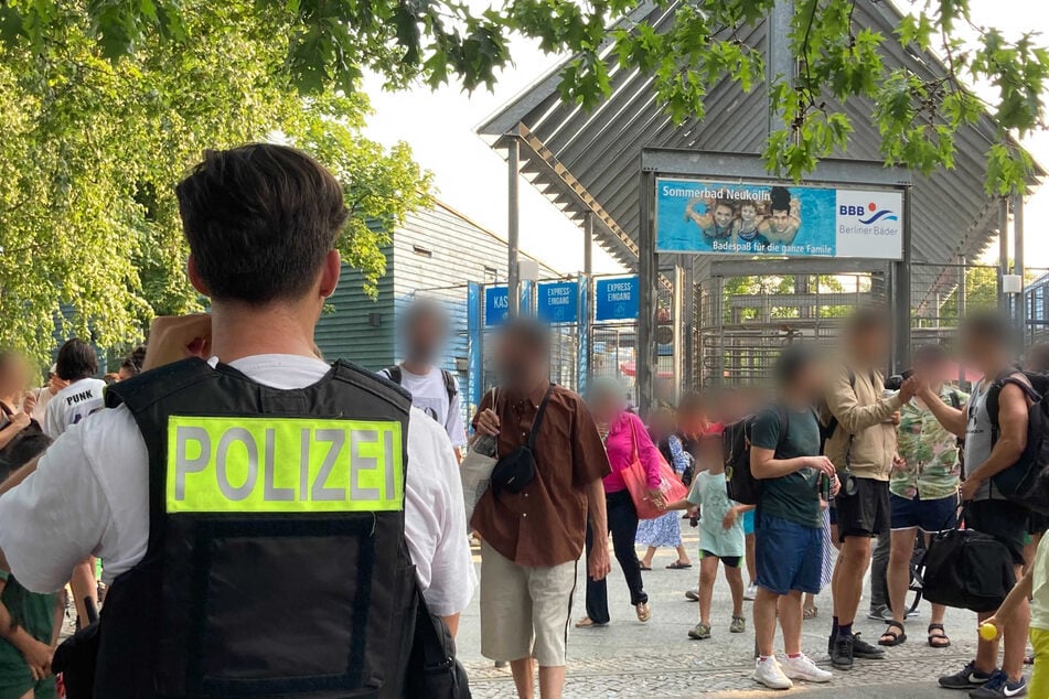 Es herrscht regelmäßig großer Andrang beim Sommerbad Neukölln. Auch zu Polizeieinsätzen kommt es dort. (Archivbild)