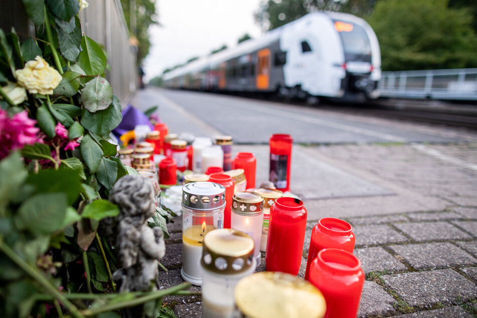 In Bonn wurde ein Mann beim Überqueren der Gleise von einem Zug erfasst und getötet. (Symbolbild)