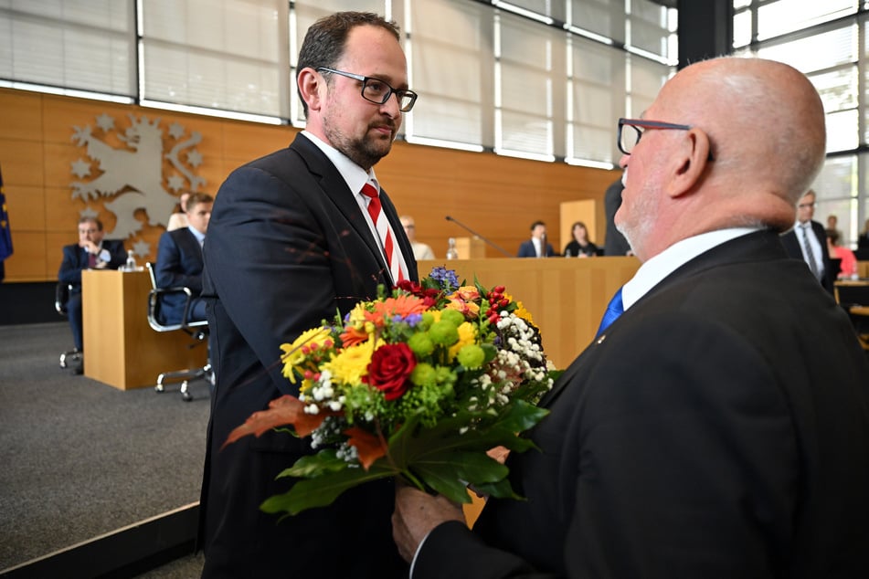 Jürgen Treutler (r., 73), AfD-Abgeordneter und Alterspräsident, gratuliert Thadäus König (42, CDU) zur Wahl als Landtagspräsident während der konstituierenden Sitzung des Thüringer Landtags.