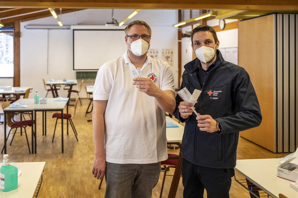 Robert Schieck (37), Leiter des DRK-Bildungszentrums und Toralf Hetze, Leiter des Bildungszentrums Pflege am DRK Krankenhaus Rabenstein, organisieren die Schnelltest-Kurse.
