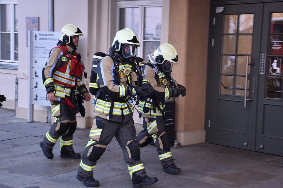 Die Feuerwehr konnte das Feuer rasch löschen. Am Abend musste der Bahnhof allerdings noch belüftet werden.