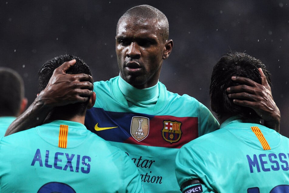 Stand einst mit Weltfußballer Lionel Messi (38) gemeinsam auf dem Platz: Ex-Profi Éric Abidal (46, Mitte).