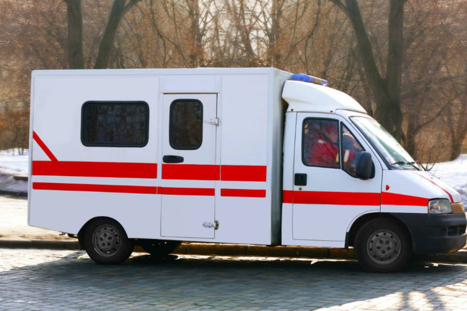 Eigentlich war der Rettungswagen für den 25-Jährigen gerufen worden, dann flippte der Mann aber komplett aus. (Symbolbild)