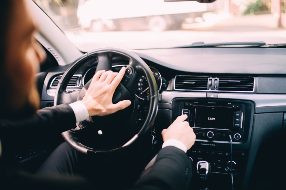 Der 24-jährige Autofahrer wollte die Aufmerksamkeit der Unbekannten erlangen. Das ging gehörig schief. (Symbolbild)