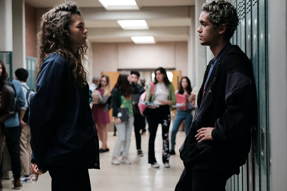 Rue, portrayed by Zendaya (.l), and Elliot, played by Dominic Fisk, form a friendship over their love for drugs which could lead to more problems.