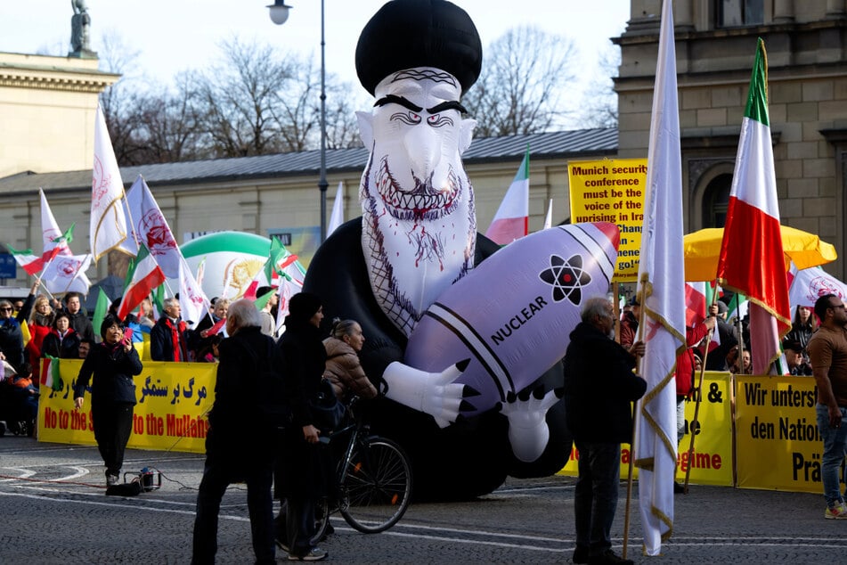 Demo bei Münchner Sicherheitskonferenz: Iran-Kritiker warnen vor Hinrichtungswelle!