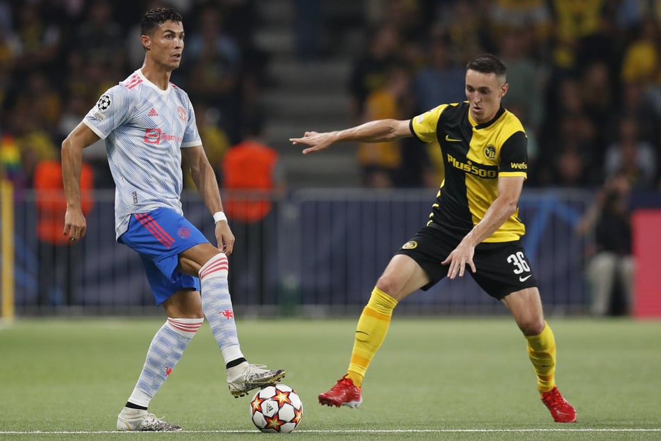 Silvan Hefti (26, r.) stand schon mit den ganz Großen auf dem Platz, hier mit Weltstar Cristiano Ronaldo (39). Jetzt steht er beim HSV auf dem Zettel. (Archivfoto)