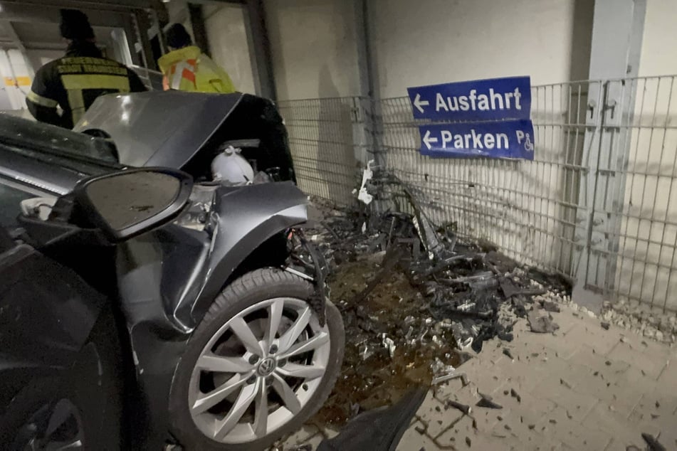 Mit hoher Geschwindigkeit krachte der VW gegen eine Mauer im Parkhaus.