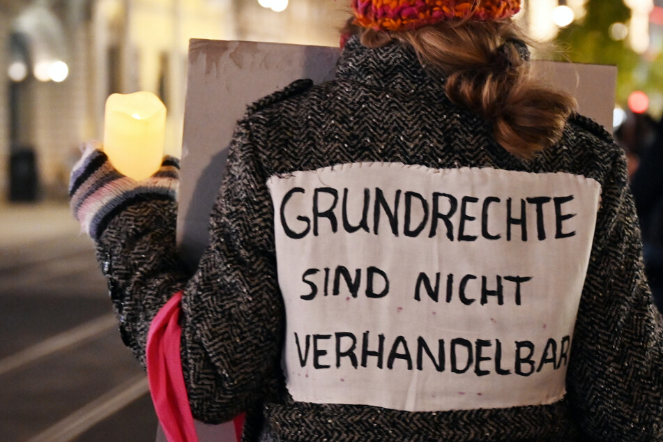 Hunderte Menschen hat es am Freitag in Thüringen wieder auf die Straßen gezogen. Protestiert wurde gegen die harten Corona-Regeln. (Symbolfoto)